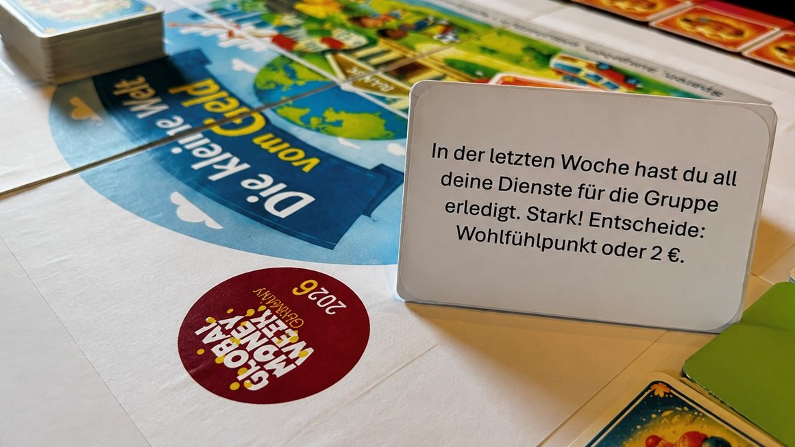 Unser Spiel »Die kleine Welt vom Geld« verbindet finanzielle Bildung mit Werten wie Hilfsbereitschaft, Verantwortung und Aufmerksamkeit im Alltag