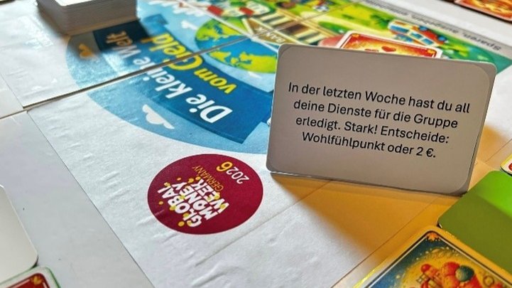 Unser Spiel »Die kleine Welt vom Geld« verbindet finanzielle Bildung mit Werten wie Hilfsbereitschaft, Verantwortung und Aufmerksamkeit im Alltag