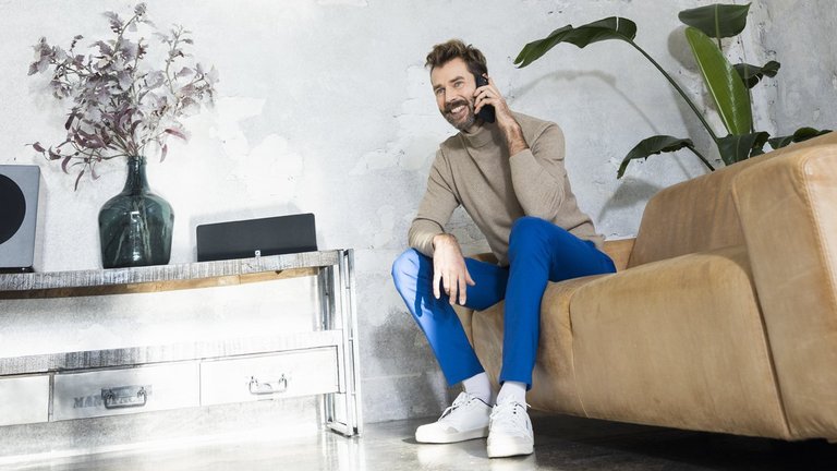 Mann telefoniert