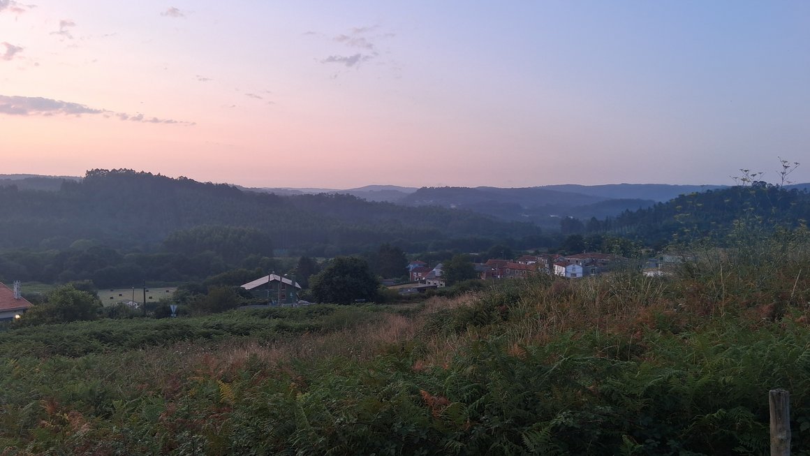 Früh aufstehen lohnt sich: Sonnenaufgang über den Hügeln Galiciens. Früh aufstehen lohnt sich: Sonnenaufgang über den Hügeln Galiciens.
