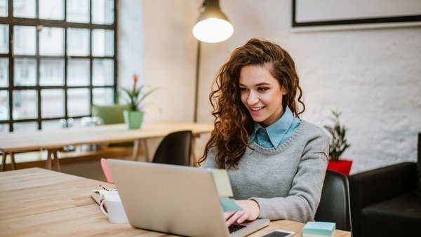Frau arbeitet am Laptop