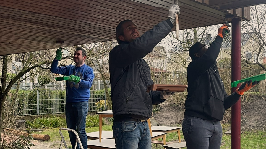 Team der OVB Paderborn streicht Decke des evangelischen Kindergartens