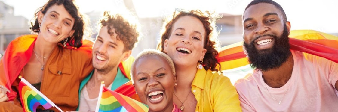 Grupper queerer Menschen mit Regenbogenflagge