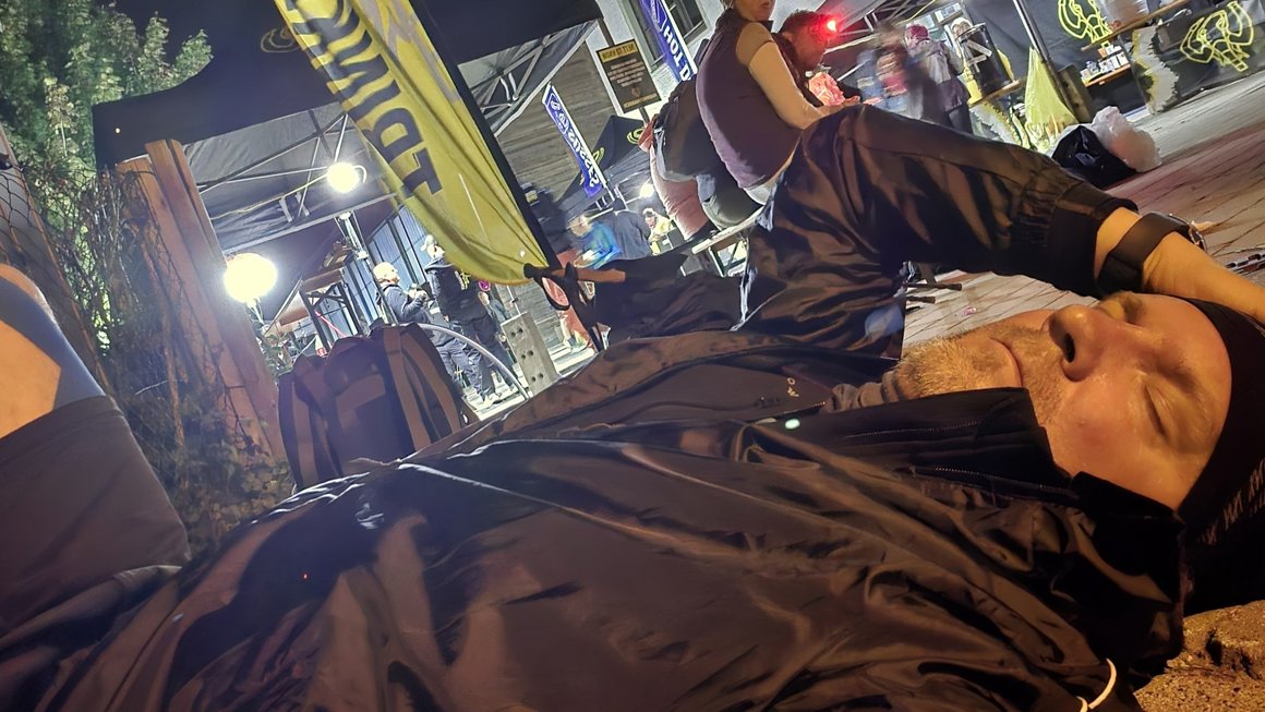 Kurze Rast in der Nacht. Für ein Nickerchen reicht die Zeit aber nicht.
