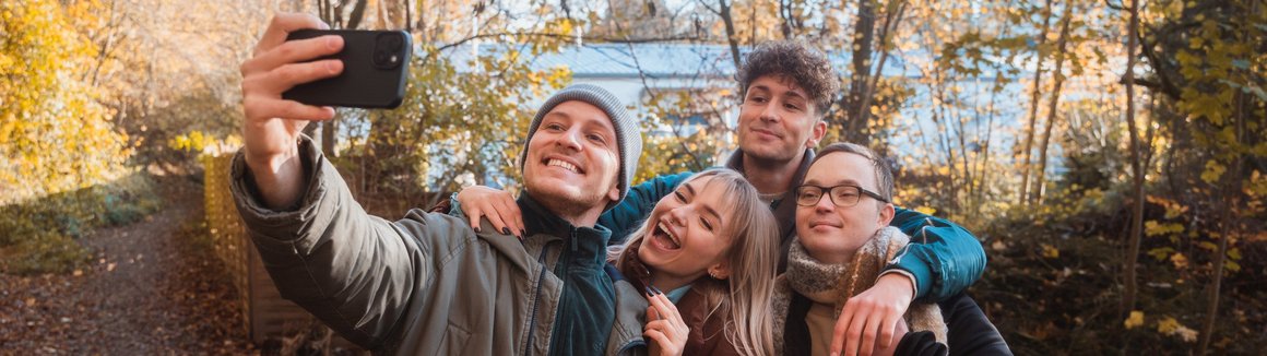 Freunde genießen das Leben OVB