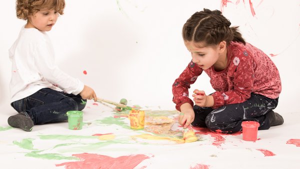 2 Kleine Kinder bemalen Bettlaken