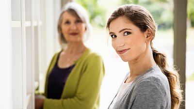 Junge Frau und ältere Frau OVB