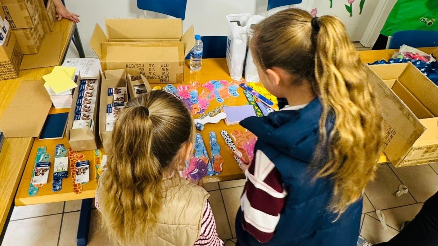 Mit viel Engagement und Teamgeist wurden 300 Geschenktüten für das Kinderfest »Nisan 23« liebevoll vorbereitet. Mit viel Engagement und Teamgeist wurden 300 Geschenktüten für das Kinderfest »Nisan 23« liebevoll vorbereitet.