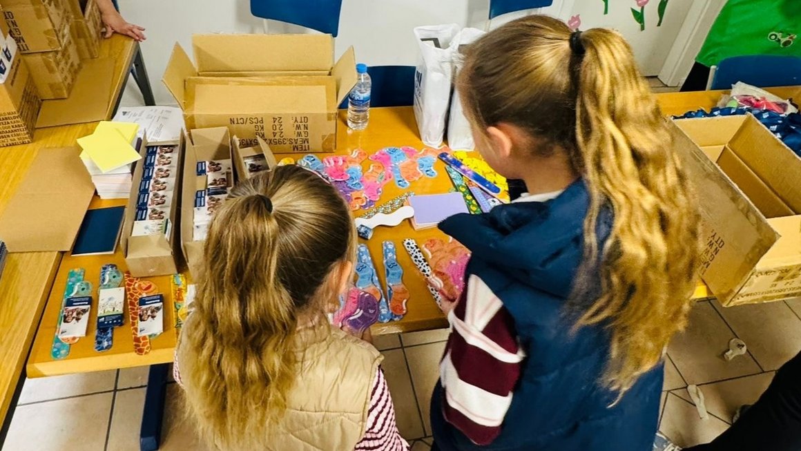 Mit viel Engagement und Teamgeist wurden 300 Geschenktüten für das Kinderfest »Nisan 23« liebevoll vorbereitet. Mit viel Engagement und Teamgeist wurden 300 Geschenktüten für das Kinderfest »Nisan 23« liebevoll vorbereitet.