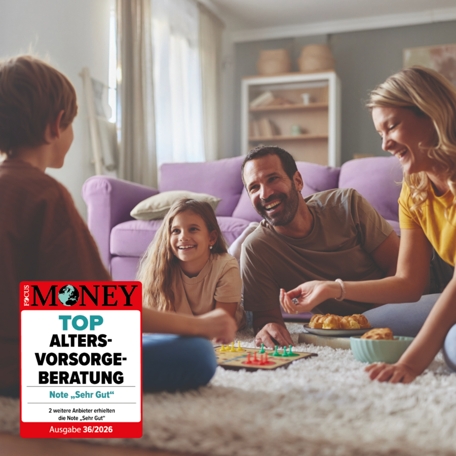 eine Familie sitzt zusammen