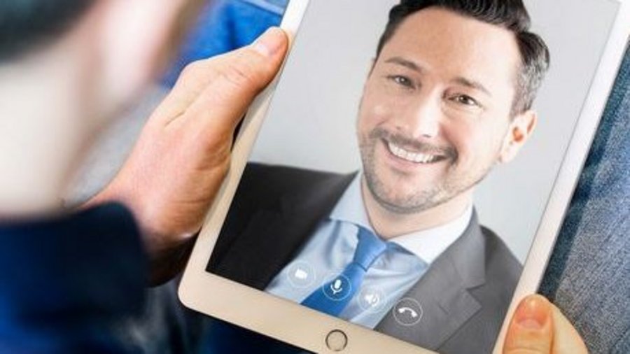 Gesicht von Mann als Tablet Hintergrund