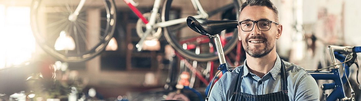 Mann repariert Fahrräder