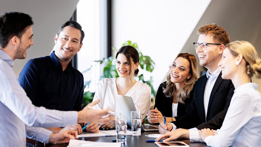 Finanzberater im Gespräch am Konferenztisch OVB