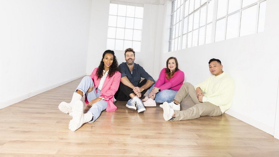 Menschen sitzen in möbellehrem Raum