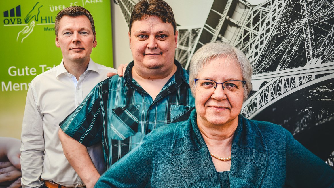 Andre Schüro, Patrick Popelka, und alte Dame stehen in den Räumlichkeiten von VAPKE e.V.