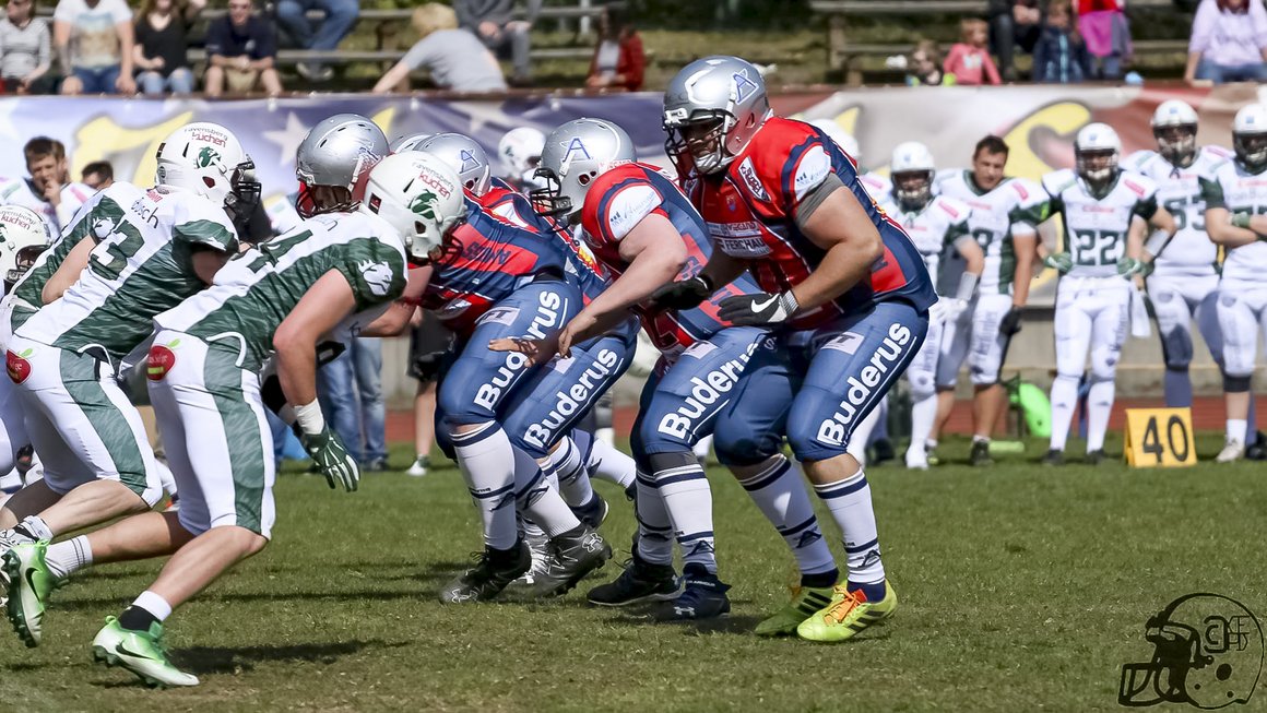 Football Team des AFC Remscheid Amboss auf Spielfeld gegen eine andere Football Mannschaft stehen sich beim Anstoß gegenüber