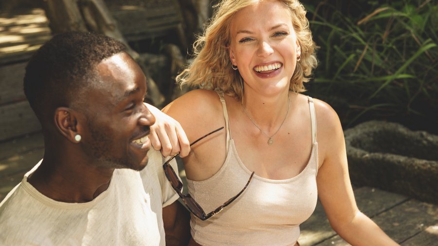 Mann und Frau nebeneinander lächelnd