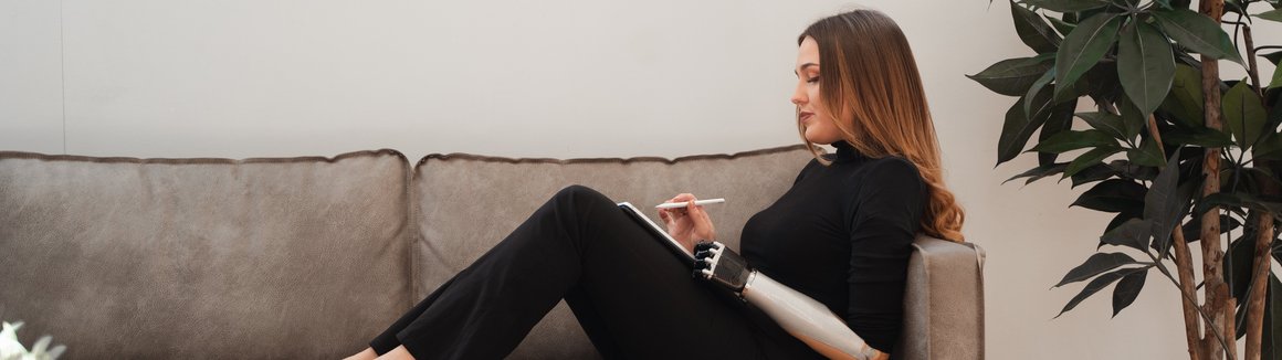 Frau mit Tablet auf der Couch