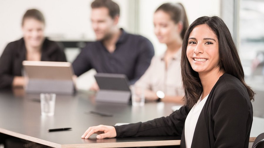 Finanzberater mit Finanzberater-Team im Konferenzraum OVB