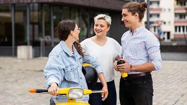 OVB Finanzberater bei Kundin mit E-Roller