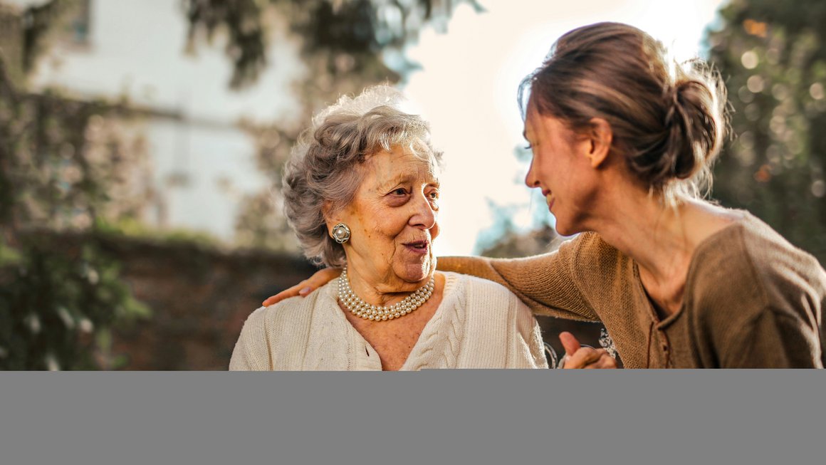 Ältere Damen schauen sich an Ältere Damen schauen sich an