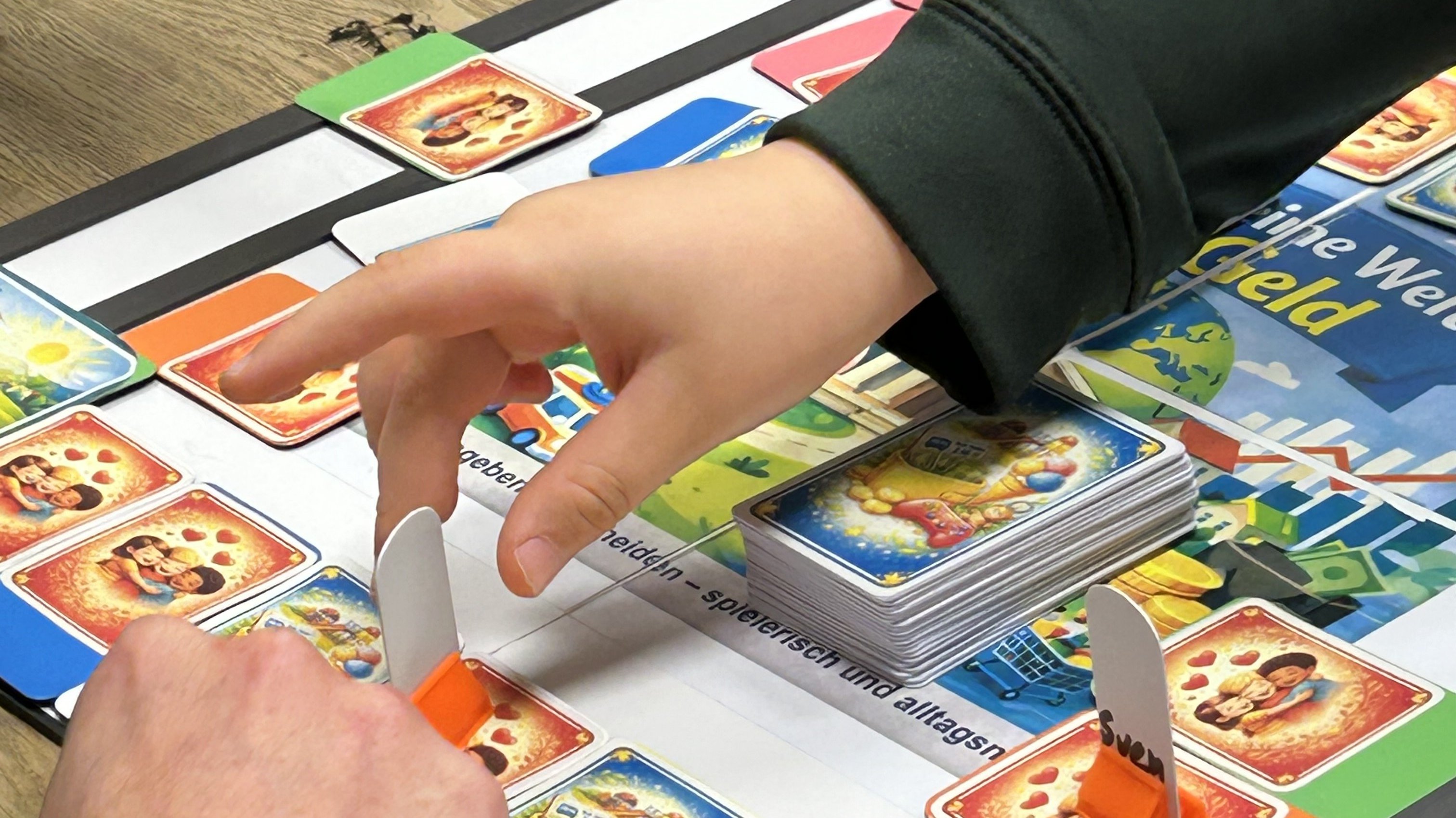 Ein Spielbrett, Spielgeld und viele kleine Entscheidungen. So wurde finanzielle Bildung für die Kinder Schritt für Schritt greifbar