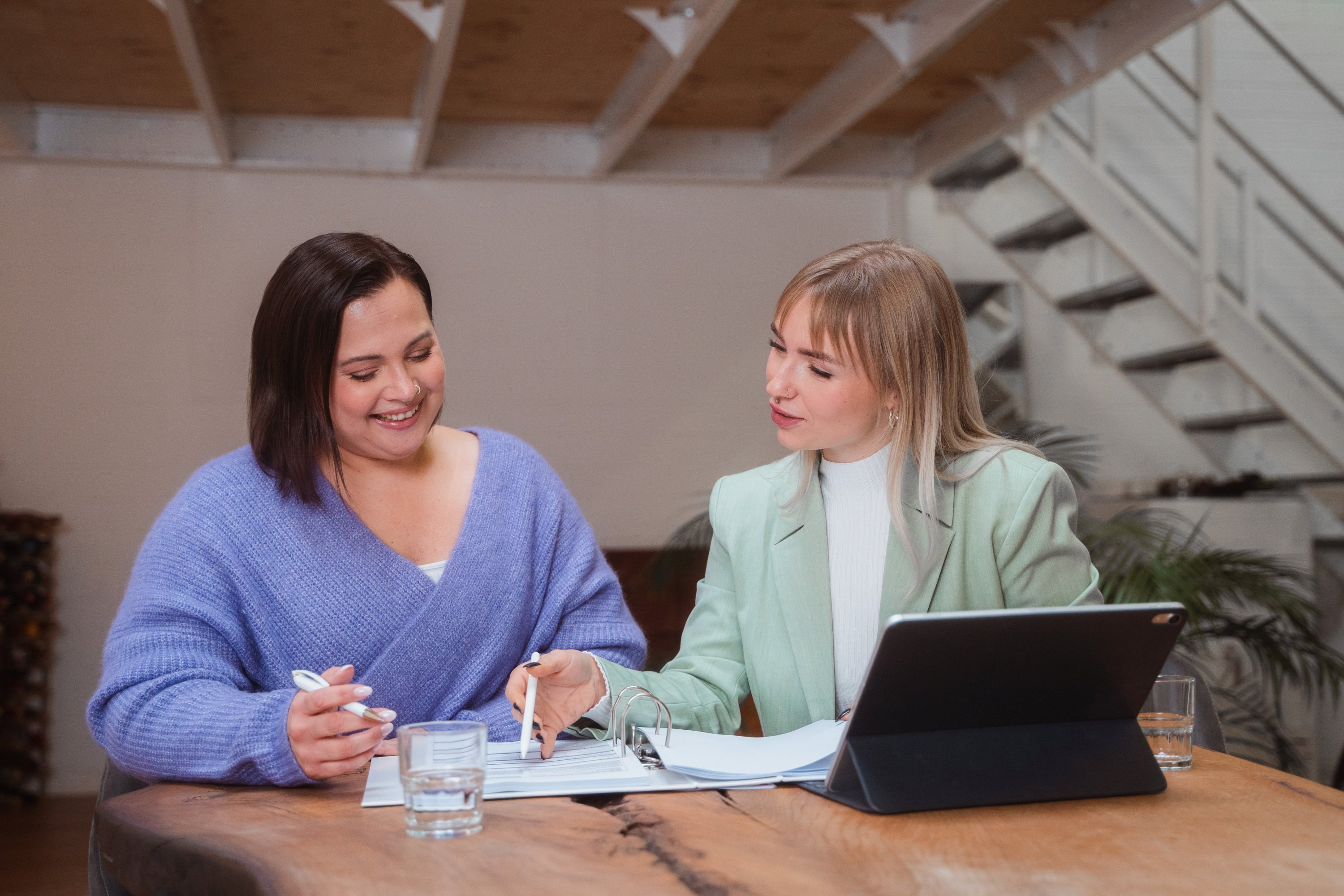 Zwei Frauen in einem Beratungsgespräch.