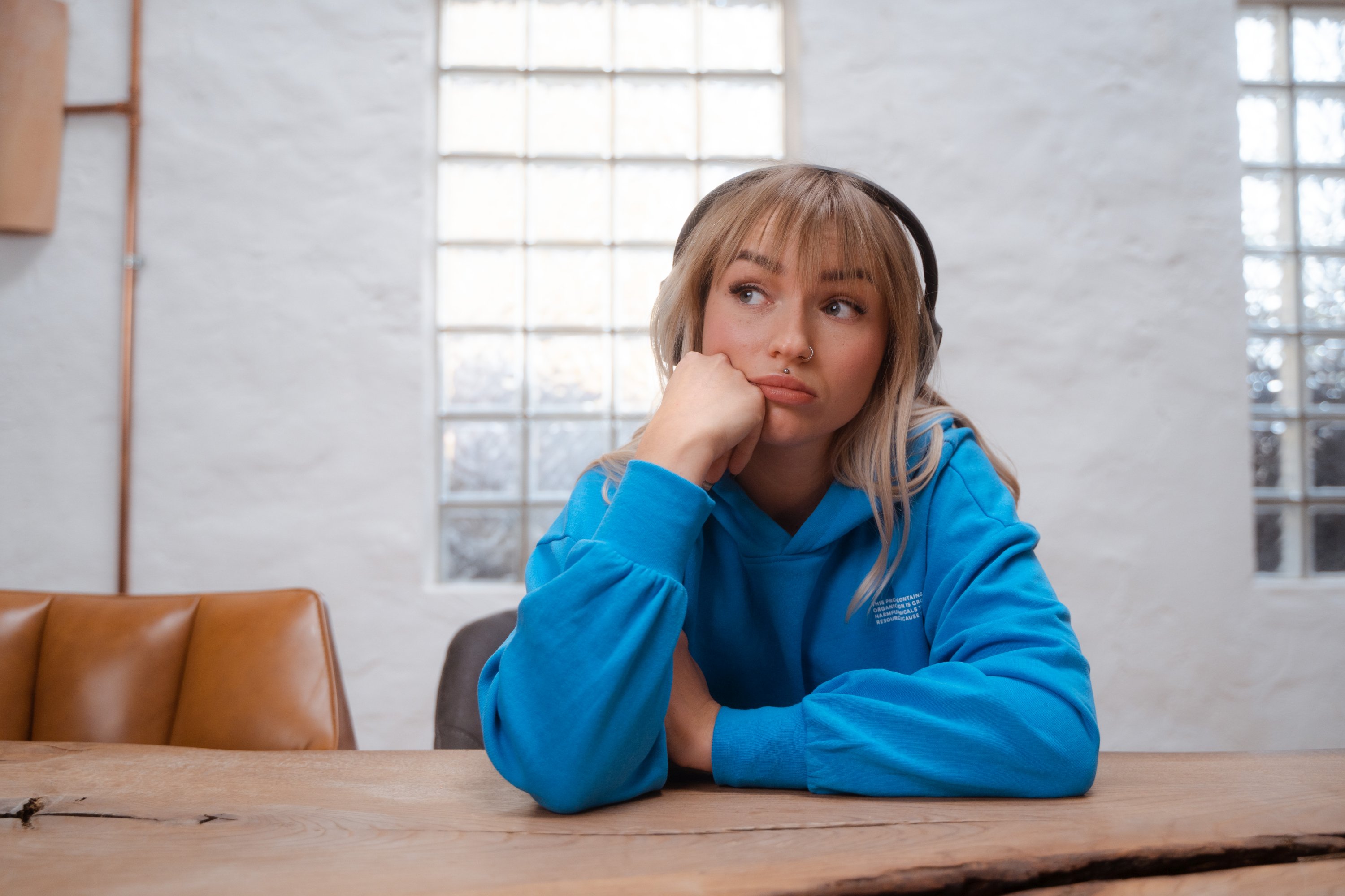 Junge Frau blickt nachdenklich. Junge Frau blickt nachdenklich.