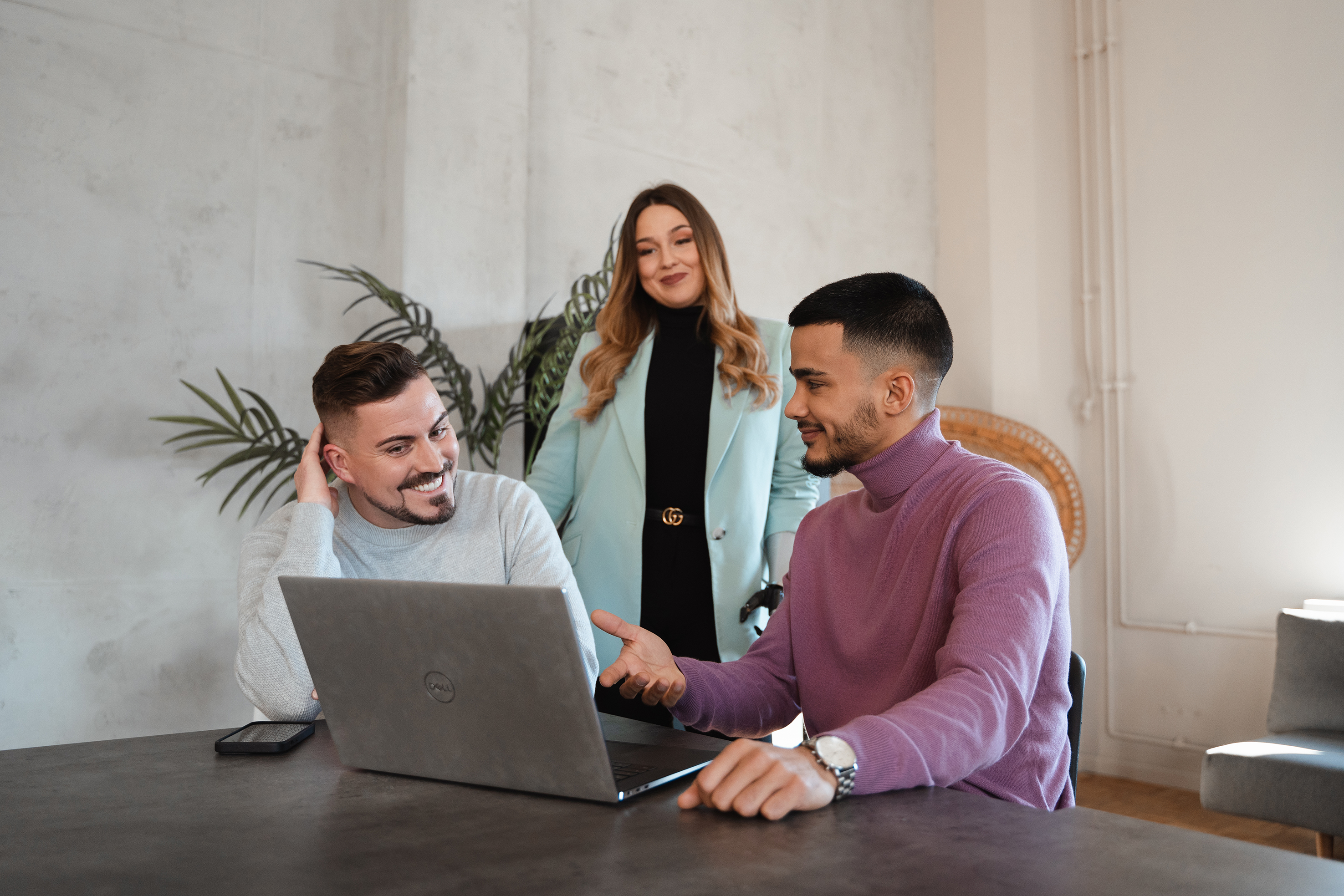 3 Menschen vor einem Laptop 3 Menschen vor einem Laptop