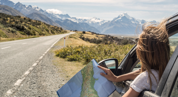 Auslandsaufenthalt: Frau im Auto sucht den Weg