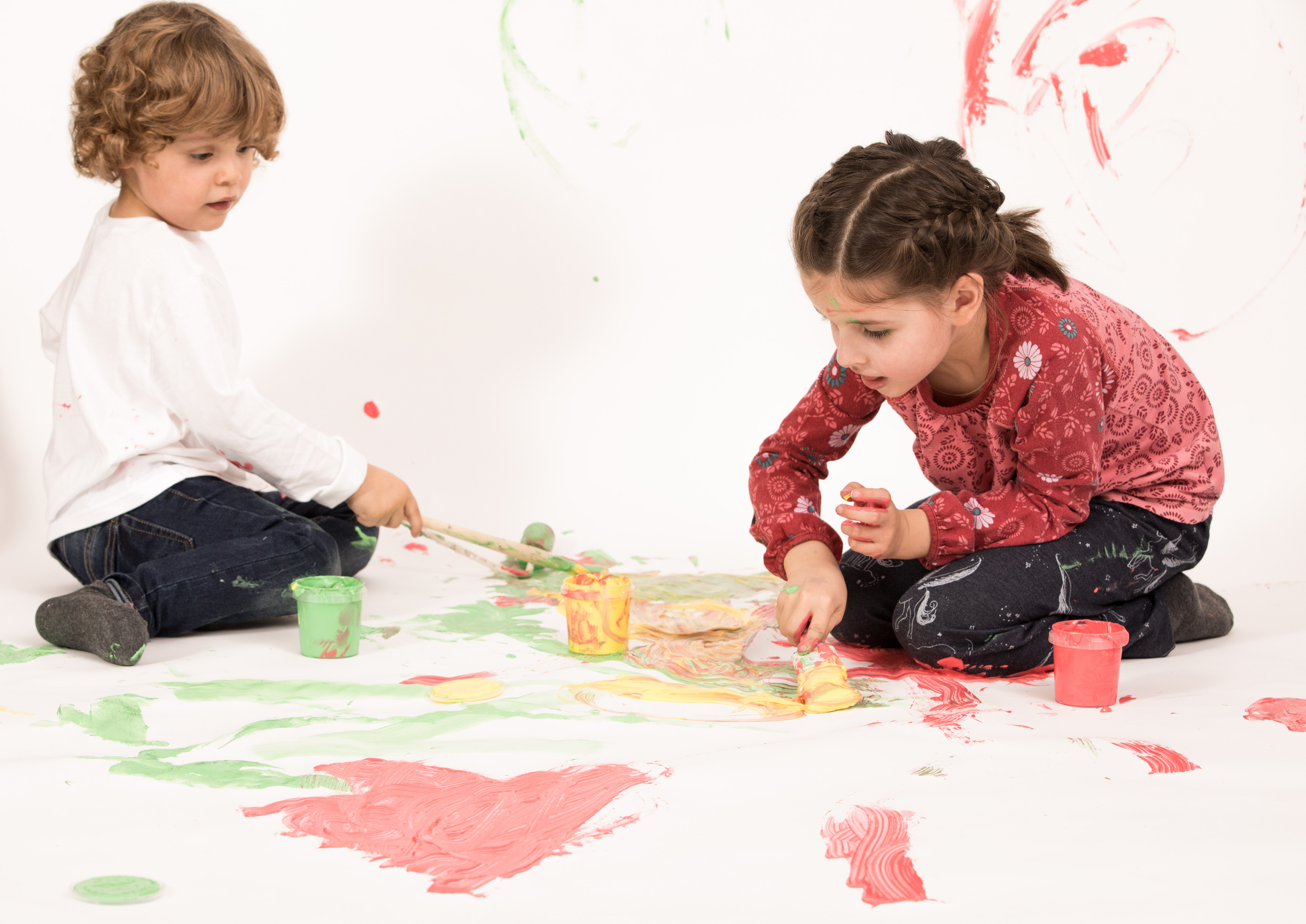 2 Kleine Kinder bemalen Bettlaken