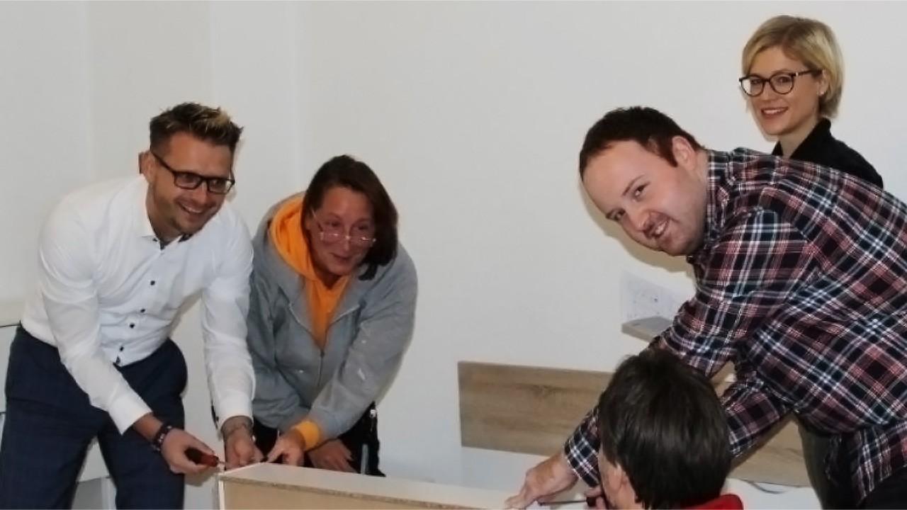 Emanuel Warzecha und Kai Rehnelt Emanuel Warzecha und Kai Rehnelt bauen Möbel auf