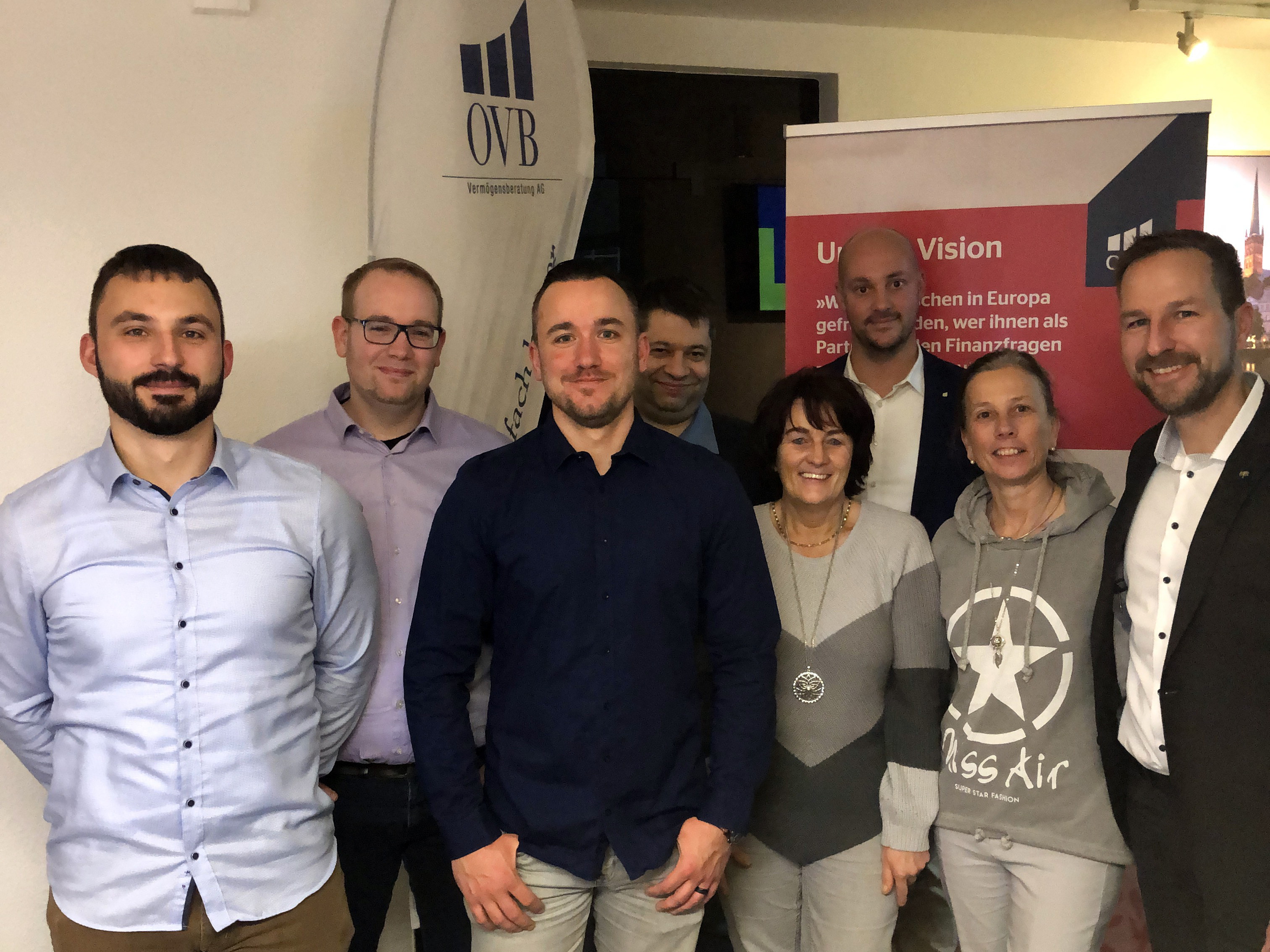 Sven Kriegbaum posiert mit Team für Spenden an die Kinderkrebshilfe