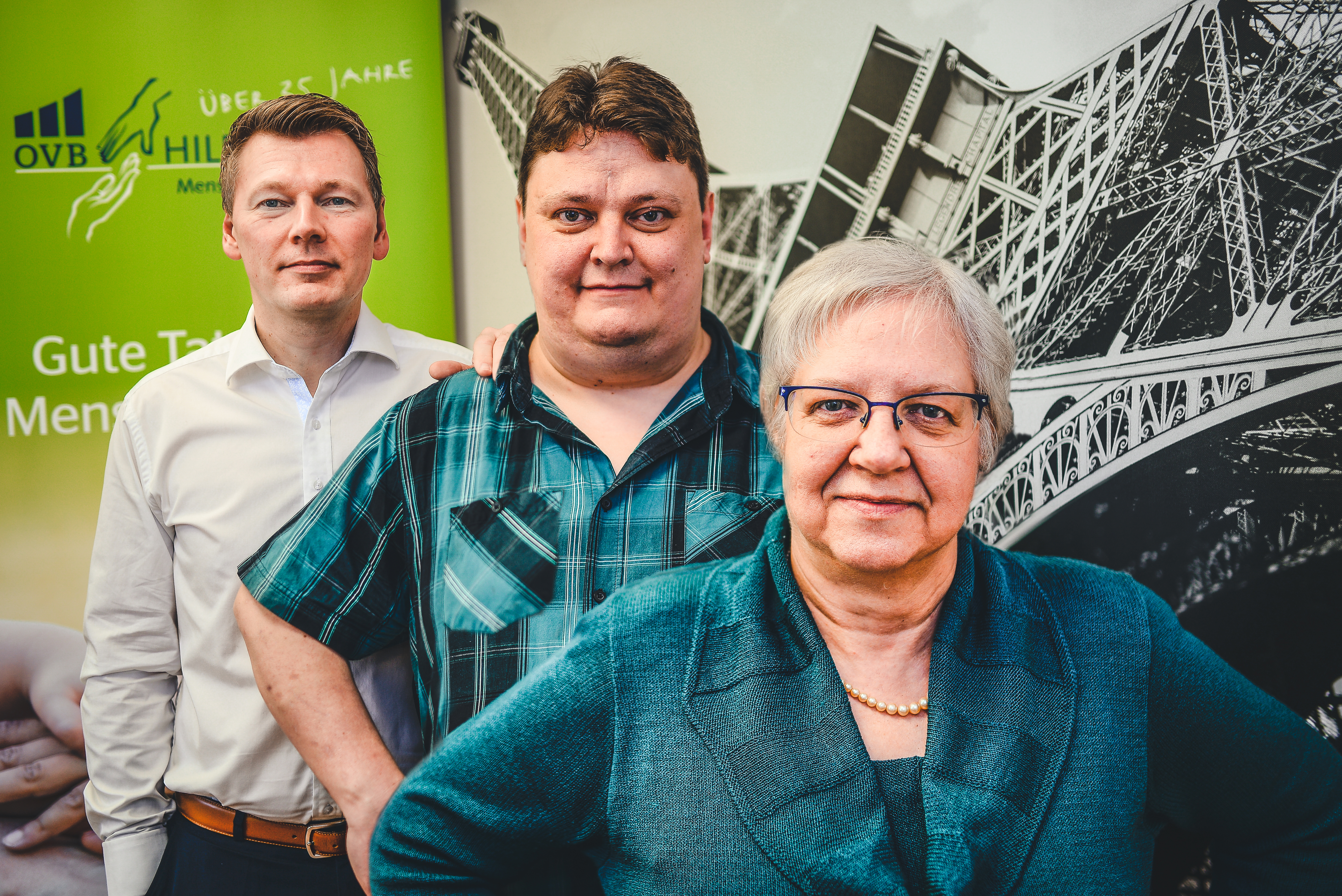 VAPKE e.V. Andre Schüro, Patrick Popelka, und alte Dame stehen in den Räumlichkeiten von VAPKE e.V.