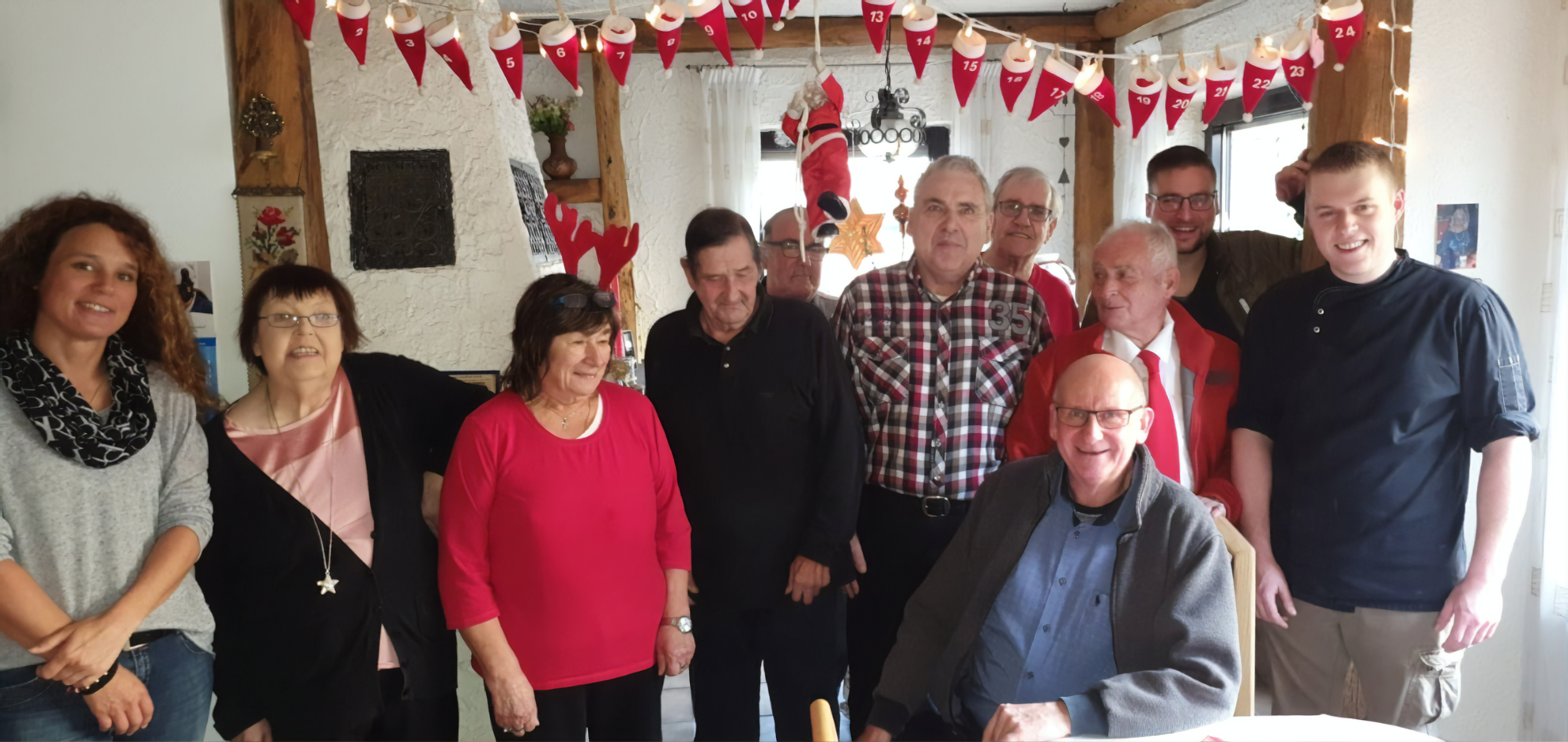 Obdachlose und Menschen in sozial schwieriger Situation bei einer Weihnachtsfeier