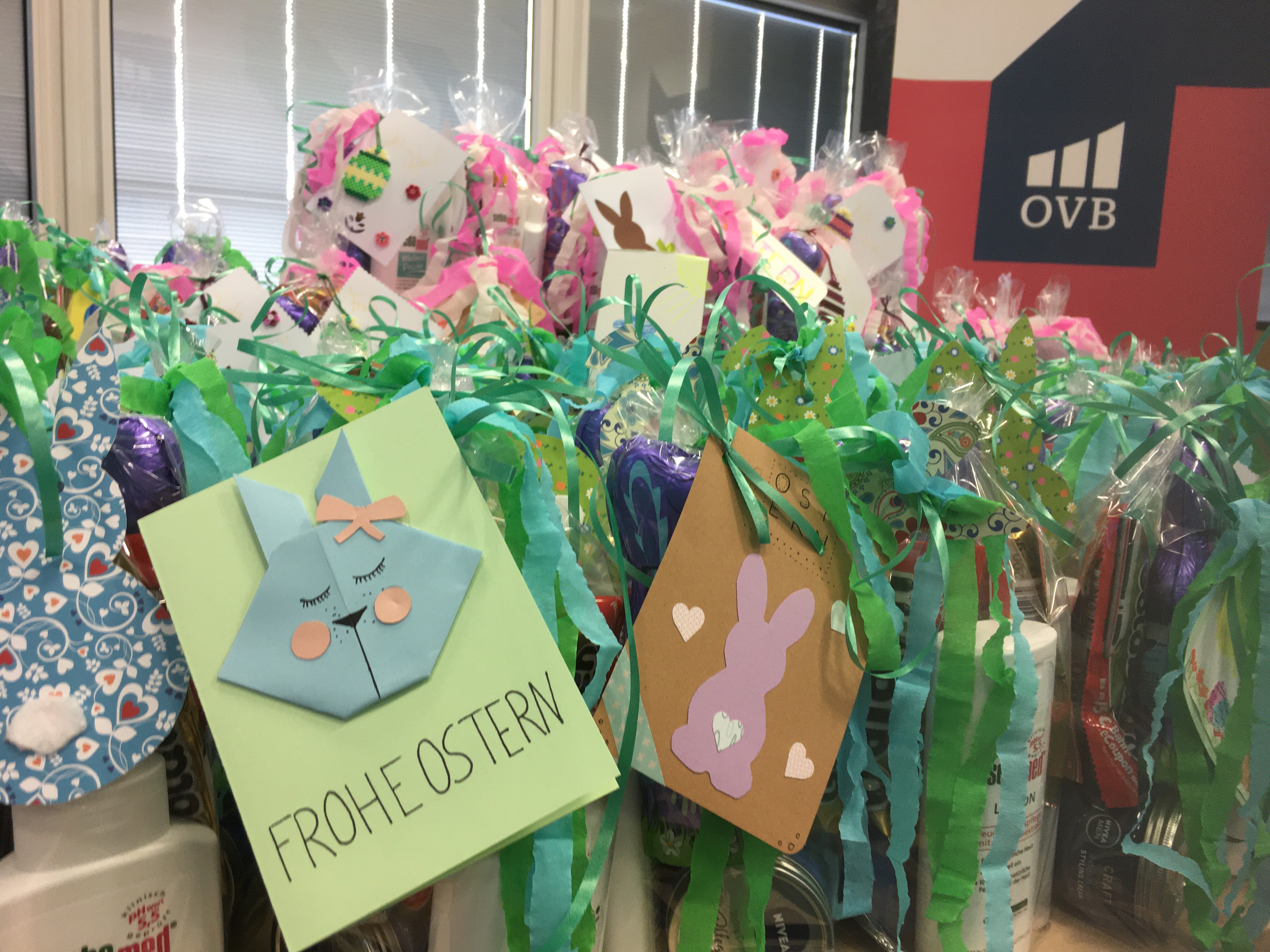 Viele Bunte Ostergeschenke in Nahaufnahme mit gebastelten Papierkarten