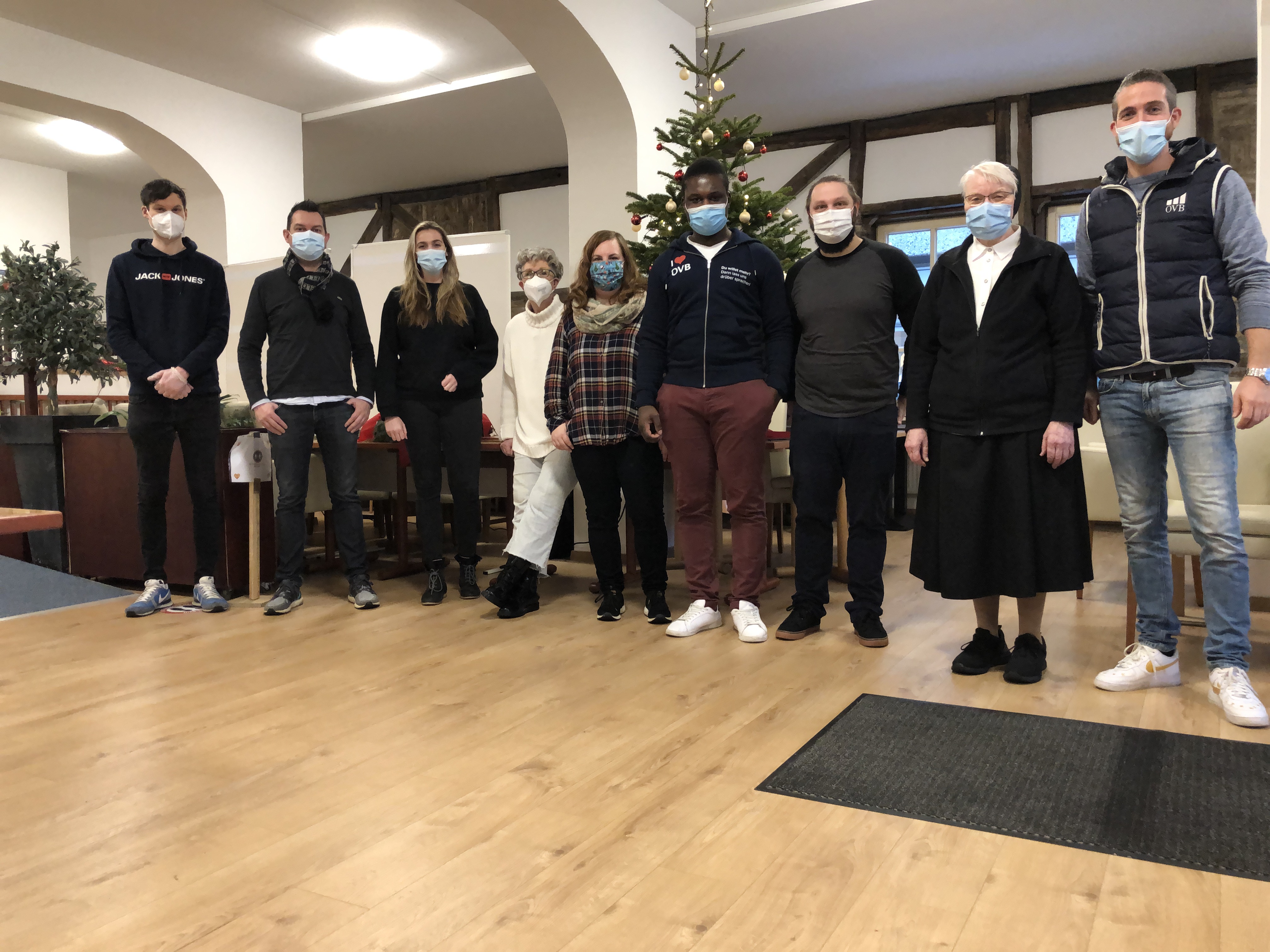 OVB Team Paderborn überreicht spende an Mitarbeiter von PaderMahlZeit