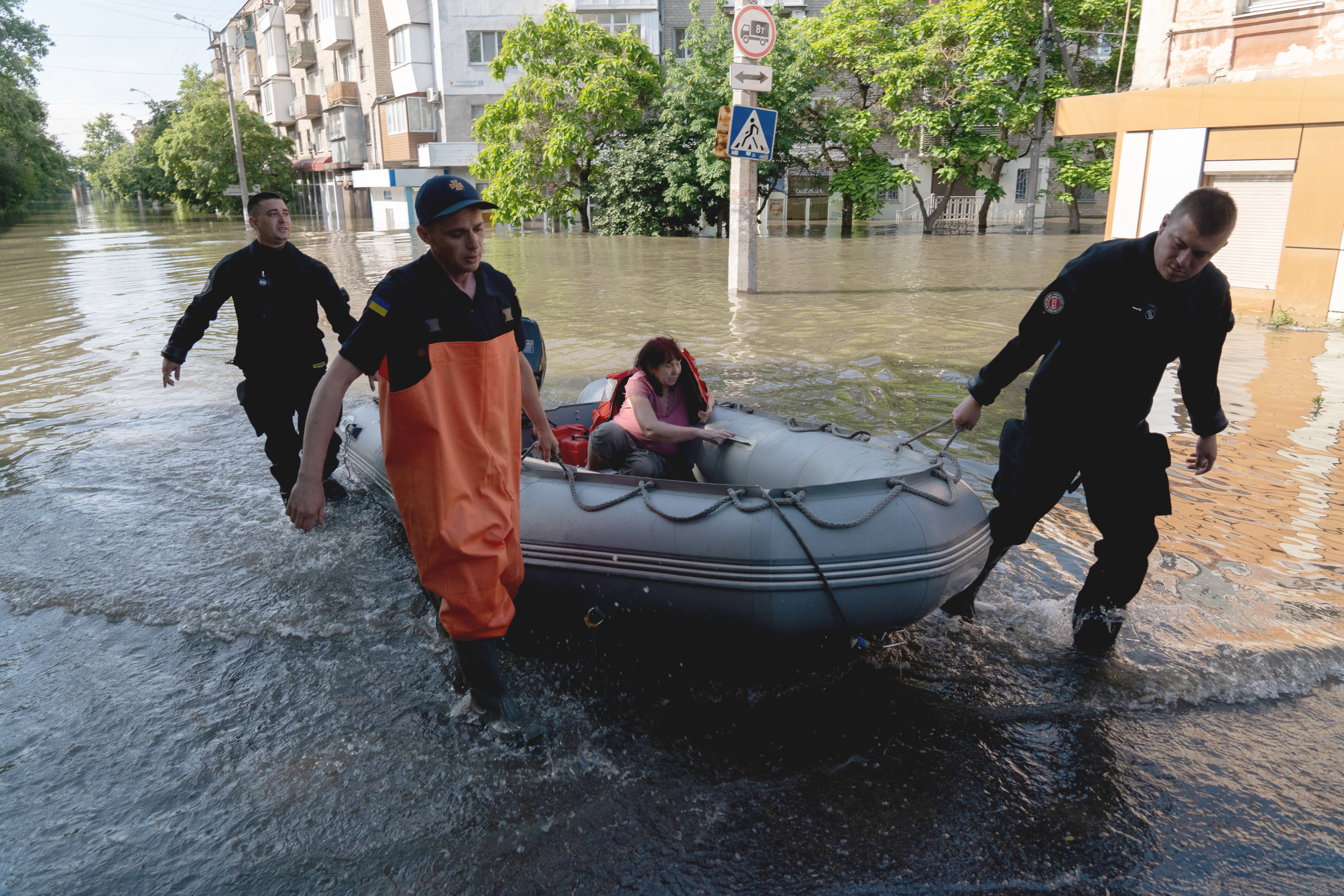 Hilfe im Gebiet des zerstörten Kachowka-Staudamms (Ukraine)