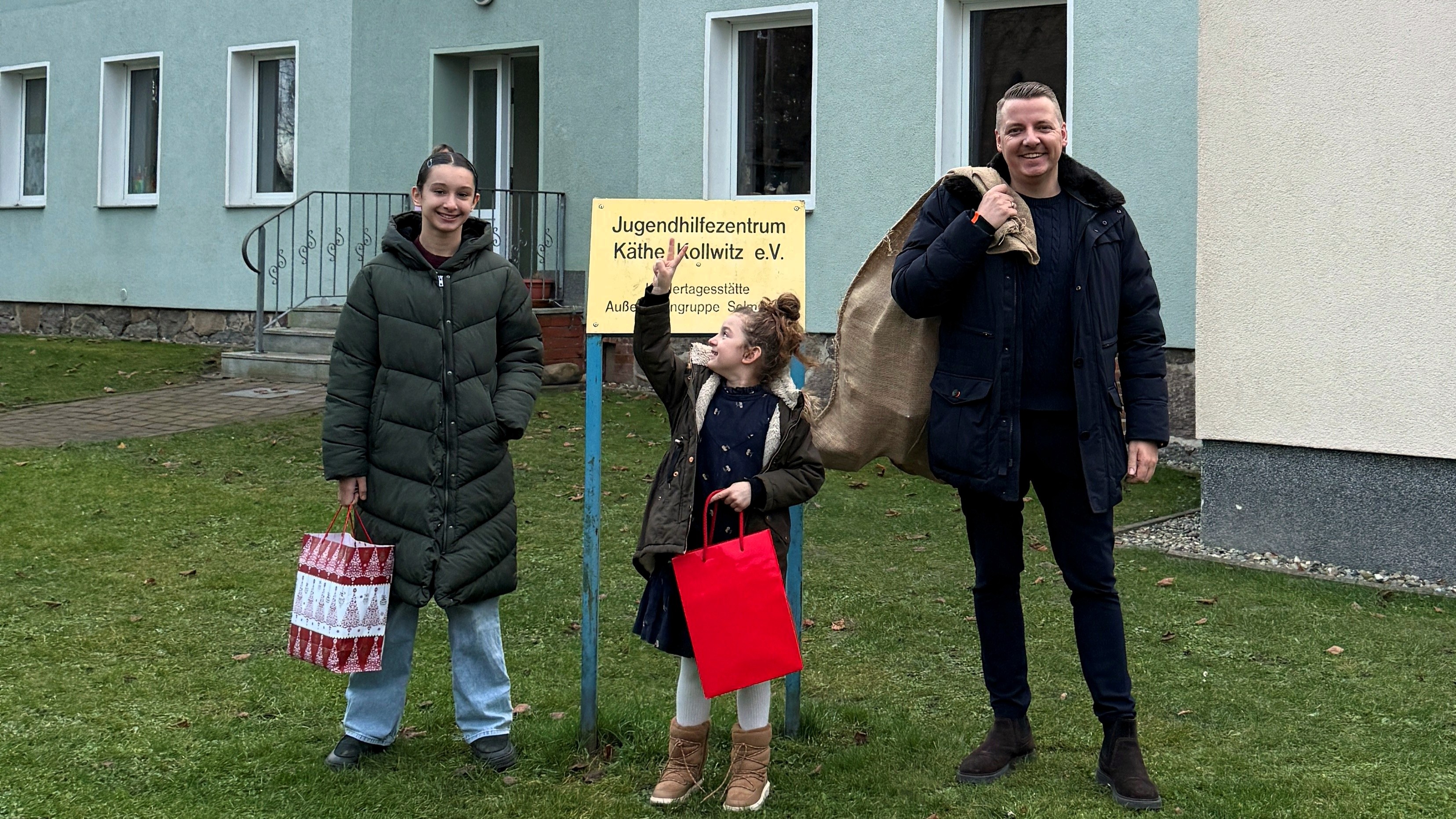 In Selmsdorf - Familie Ehmke im Einsatz als Weihnachtsengel für das Kinderheim in der Nachbarschaft