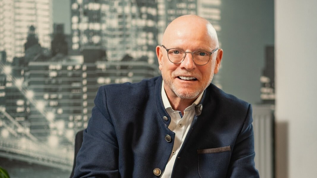 Landesdirektor Rolf Weßling ist ein verlässlicher Wegbegleiter des OVB Hilfswerk Menschen in Not e. V. Landesdirektor Rolf Weßling ist ein verlässlicher Wegbegleiter des OVB Hilfswerk Menschen in Not e. V.