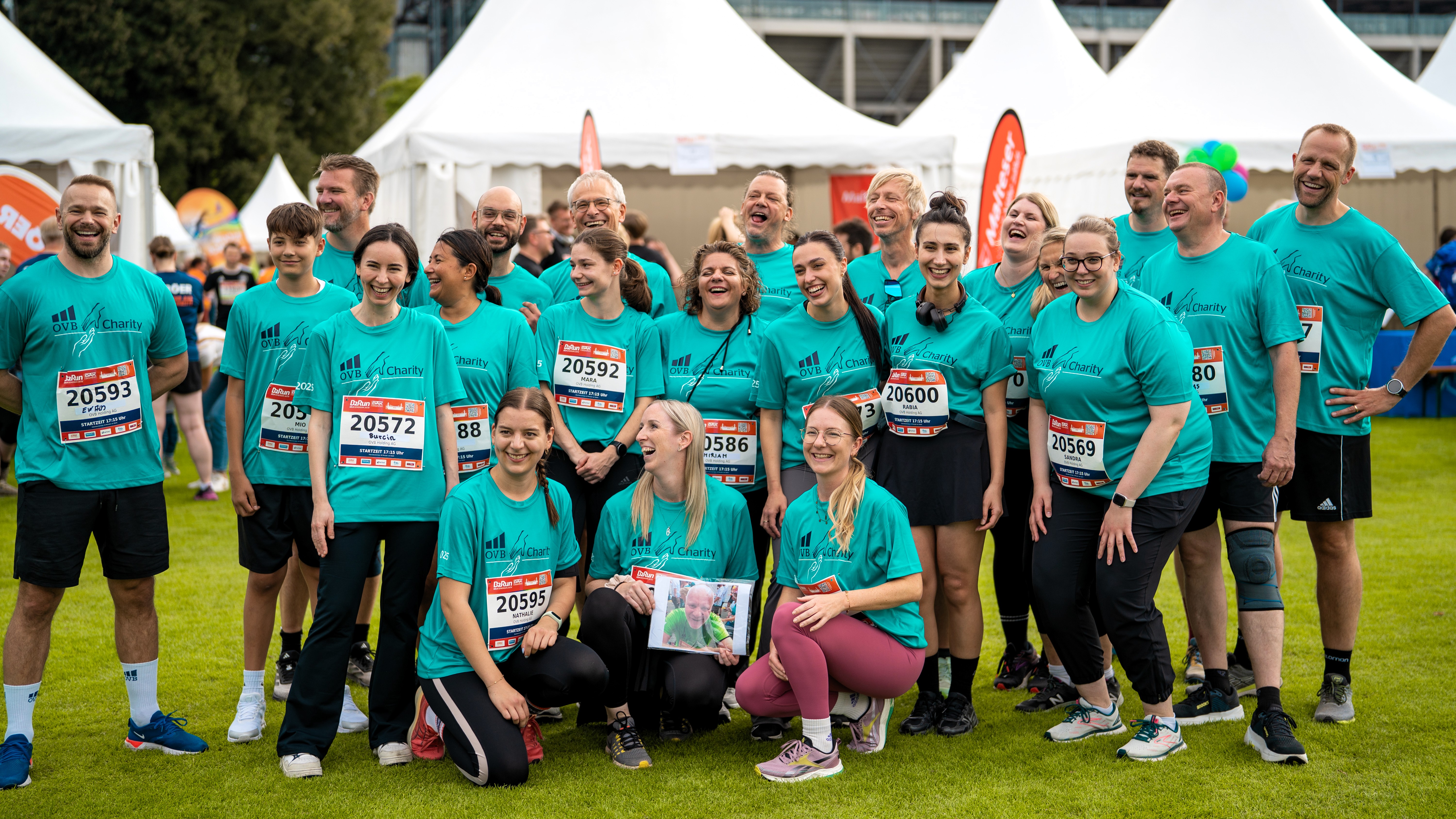 Starkes Team, starkes Engagement. Das Team OVB beim B2Run 2025 